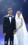 周迅宣布與高圣遠婚訊 身披白色婚紗現場接吻