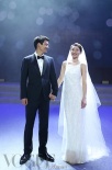 周迅宣布與高圣遠婚訊 身披白色婚紗現場接吻