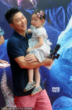 萌娃奧莉賴爸比摸動(dòng)物 全程要李小鵬抱撅嘴撒嬌