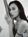 倪妮墨尔本躺海滩拍写真 慵懒萌妹开启叛逆模式