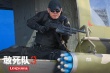 《敢死队3》名枪大揭秘 17明星硬汉全副武装