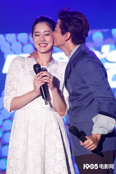 刚刚升格新手爸爸的陈晓东压轴演唱,才刚产后一个多月的老婆王妤娴