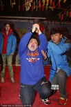 韓紅跪謝眾人助慈善哭紅眼 葉祖新獻花示愛蔣欣