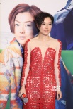 《临时同居》红毯:郑秀文深V镂空 胡杏儿秀香肩
