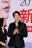 宋承憲黑色西裝帥氣亮相上海 盡顯成熟男人風(fēng)范