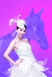 高圓圓穿天鵝裝扮名媛靚麗脫俗 大展優(yōu)雅知性美