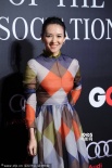 章子怡霸氣亮相時(shí)尚盛典 五彩薄紗格子裙美艷