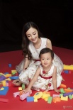 贾乃亮李小璐携女儿首拍封面 小甜馨成抢镜王