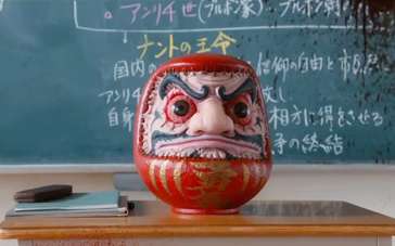 要听神明的话新曝预告爆头不倒翁突现校园