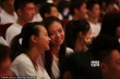 上戏开学典礼表演系女生玩自拍 美女教师抢镜
