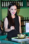 李小璐做美食大賽嘉賓 辣媽踩平底鞋被疑懷二胎