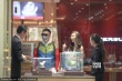 孫紅雷攜女友珠寶店挑大鉆戒 認(rèn)真細(xì)致婚期將至