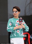 周迅出席公益活動(dòng)感恩老公 穿花毛衣嘟嘴賣萌