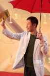 刘佩琦撑伞雨中亮相红毯 微笑挥手难掩心情激动