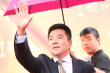 演员孙淳雨中踏足红毯 一身西装配胡茬略显沧桑