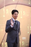 演员李东健亮相红毯挥手致意 穿西装文质彬彬