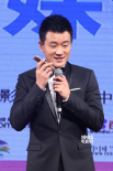 佟大为手捧奖杯亮相后台 打电话报喜讯面露喜色