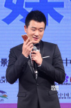 佟大為手捧獎杯亮相后臺 打電話報喜訊面露喜色