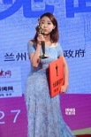 鄧家佳獲最佳女配亮相后臺 親吻獎杯喜不自勝