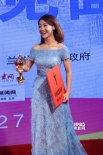 鄧家佳獲最佳女配亮相后臺(tái) 親吻獎(jiǎng)杯喜不自勝