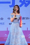 邓家佳获最佳女配亮相后台 亲吻奖杯喜不自胜