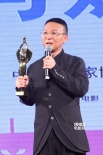 最佳编剧李樯获奖后亮相后台 面色平静气质淡定