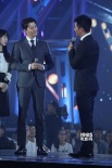 李東健與郭曉冬登臺亮相 笑容溫和獲粉絲尖叫