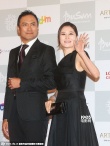 文素丽斜肩美裙亮相 牵手主持人日本男星渡边谦