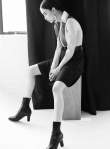 倪妮粗眉硬朗秀長腿 冷色妝容展現(xiàn)“中性美”