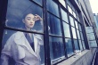 倪妮粗眉硬朗秀長腿 冷色妝容展現(xiàn)“中性美”