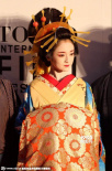 安达佑实穿和服现身招手致意 妆容古典气质恬静