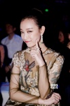 倪妮著透視繡花美裙驚艷亮相 頻露燦笑氣質(zhì)盡顯