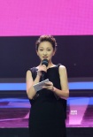 周迅首次担任评委主席 携手韩国导演许秦豪颁奖