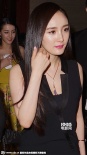 杨幂穿黑色连体裤酷劲十足 获多人护送显大牌