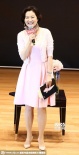 林青霞穿粉洋裝扮嫩 稱“花甲”是女人美麗年華
