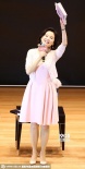 林青霞穿粉洋装扮嫩 称“花甲”是女人美丽年华