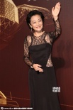 张艾嘉挥手亮相影展红毯 缕空裙大耳坠耀眼夺目