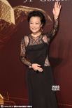 张艾嘉挥手亮相影展红毯 缕空裙大耳坠耀眼夺目