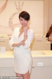準媽梁詠琪“大腹便便”也愛美 挺孕肚大秀深V