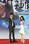 陈妍希穿裙装亮相发布会 笑对争议演出新小龙女