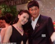 人妻如此豪放！高圆圆露乳沟与何润东贴身合影