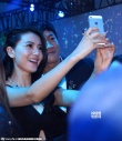 人妻如此豪放！高圓圓露乳溝與何潤(rùn)東貼身合影