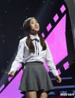 “灰姑娘”罗休休登台 学生装、八字胡搞笑十足