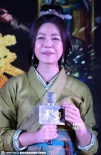 陳妍希再演古裝戲獲陸毅護花 雙手捂胸風(fēng)中抖