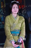 陈妍希再演古装戏获陆毅护花 双手捂胸风中抖