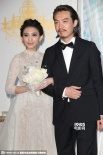 戴佩妮出嫁披白紗美如公主 與老公熱吻幸福滿溢