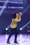 “灰姑娘”曹胜微变直立行走的猫 高傲迈步乐趣足