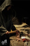 惊悚片《怪谈》新剧照 变态杀人魔把玩“杰作”