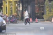 文章独自接女儿放学 手持玫瑰过马路匆匆上车