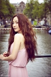 姚笛写真尽显妩媚风情 游走异国感受别样味道